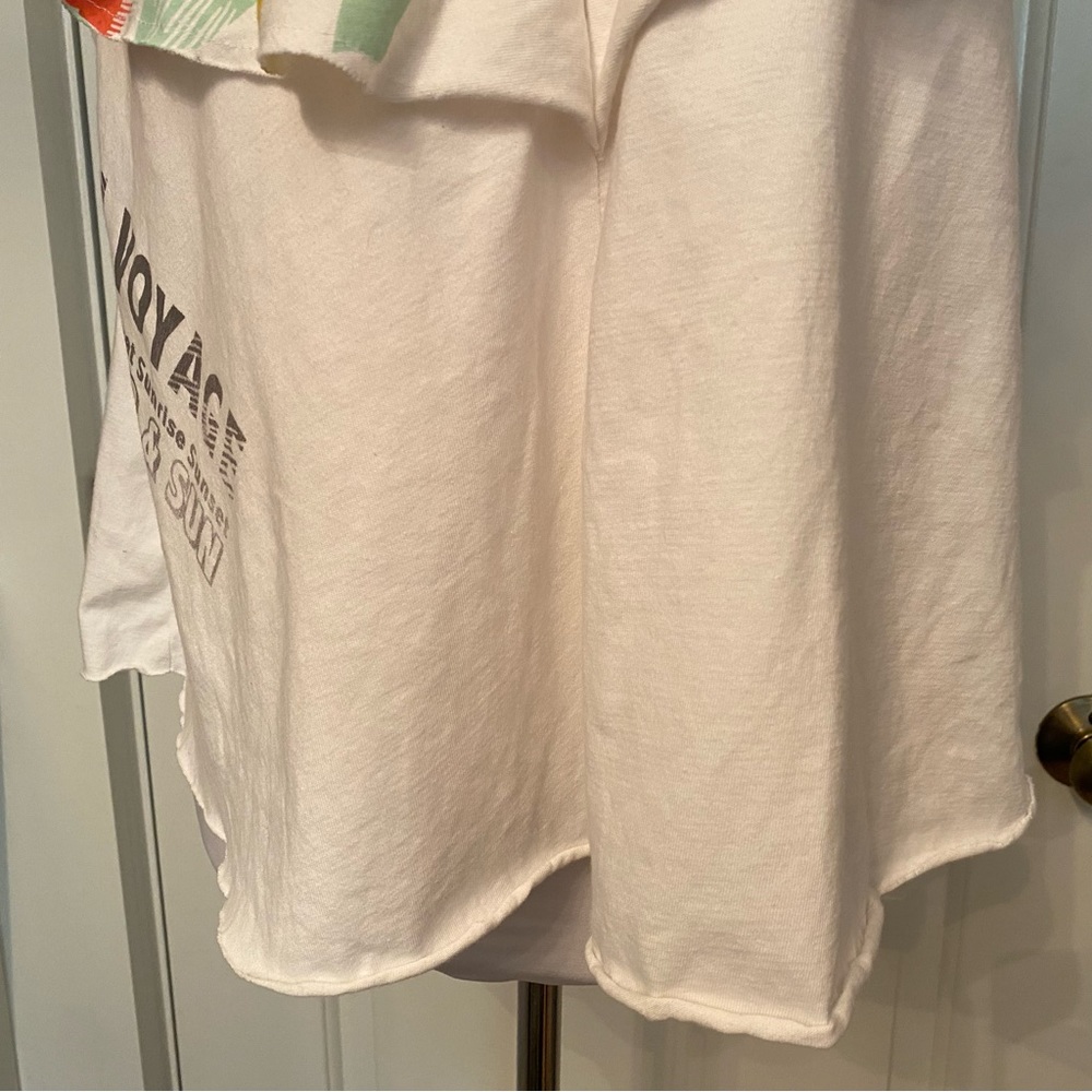 AKEMI + KIN TOP TEE TANK SLEEVELESS V-NECK & BACK WHITE GRAY GRAPHIC SIZE L* View 3